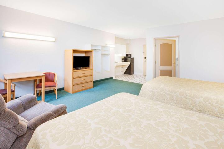 1 Queen Bed (3 of 10)