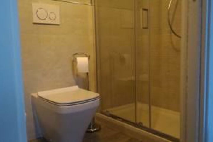 Room 4 of 33