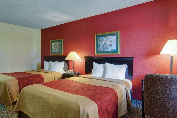 2 Queen Beds (7 of 8)