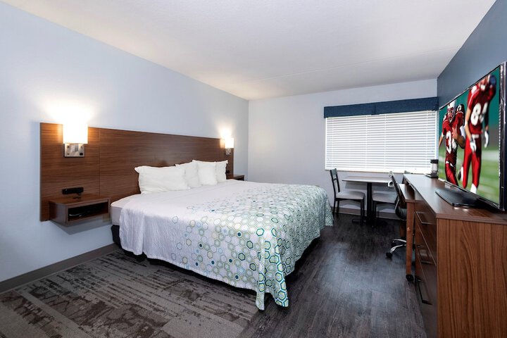 ADA Accessible Studio King Bed with Roll in Shower (10 of 14)