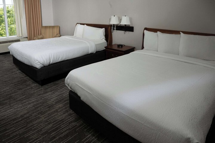 2 Queen Beds (2 of 9)