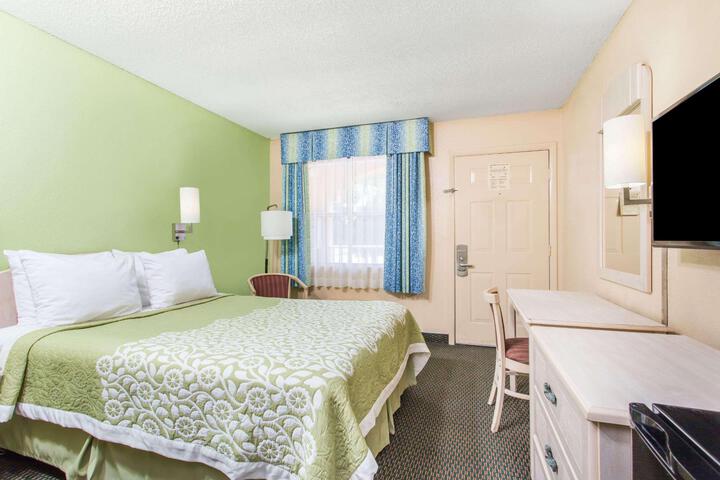 1 Queen Bed (1 of 19)