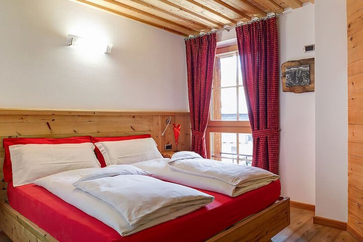 Room 4 of 25