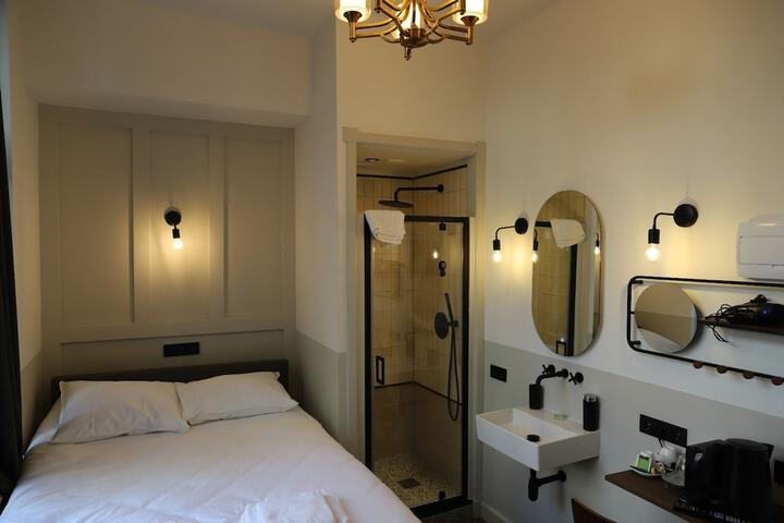 Room 8 of 50