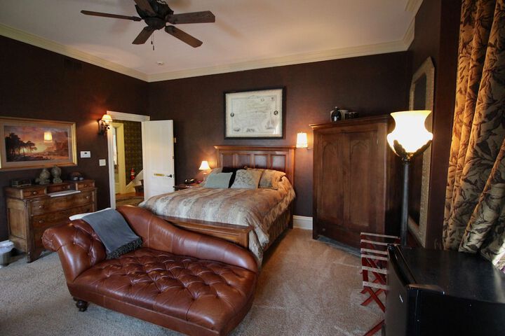Room 4 of 132