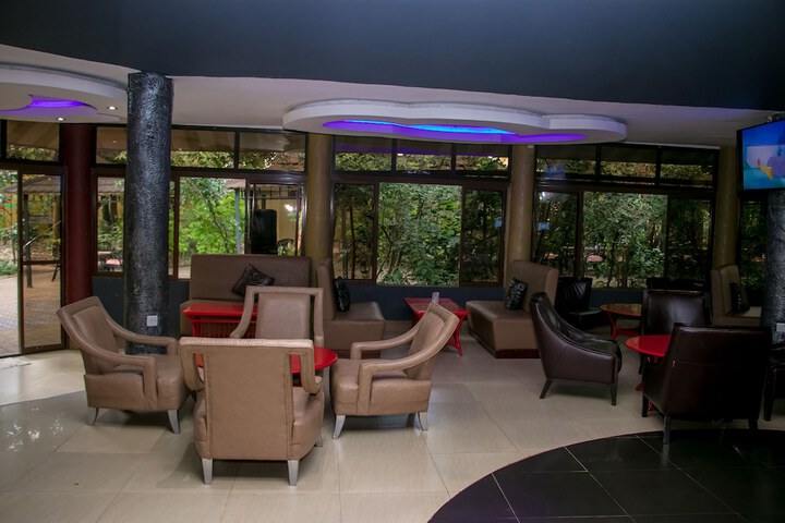 Lounge 33 of 49