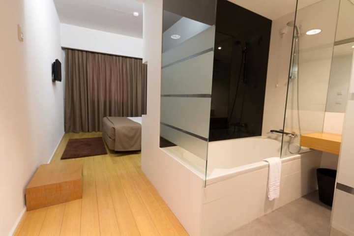 Room 13 of 38