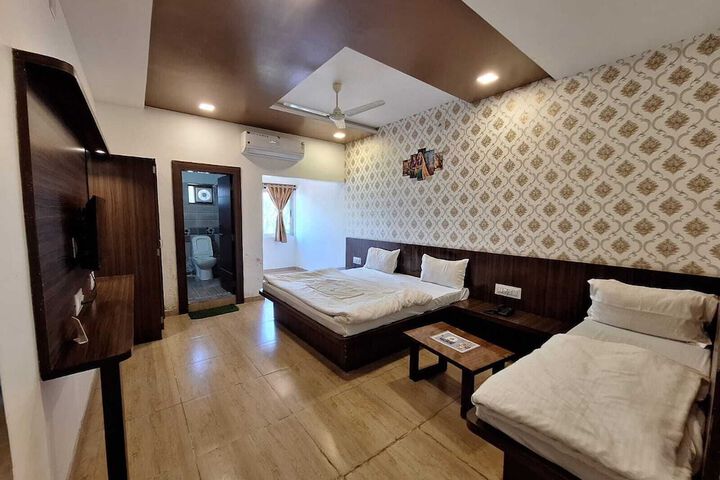 Room 7 of 12