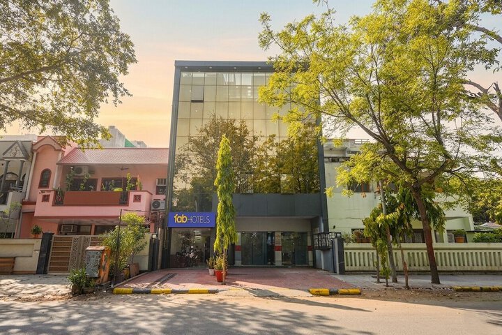 Fabhotel Celebrity Inn