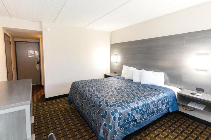 Deluxe King Bed (3 of 10)