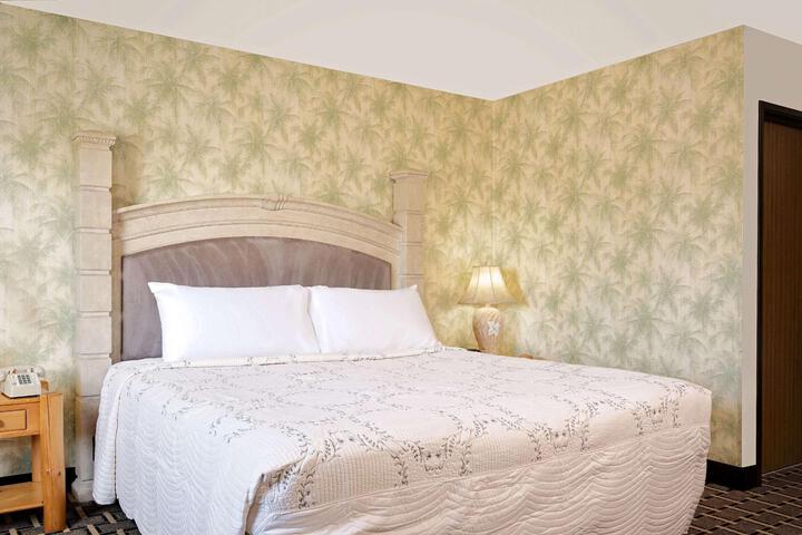 1 King Bed (3 of 7)