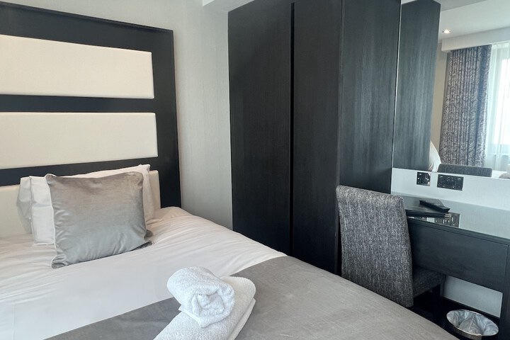 Room 27 of 90