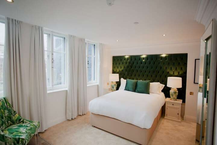 Room 10 of 93