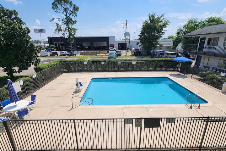 Pool 100 of 125