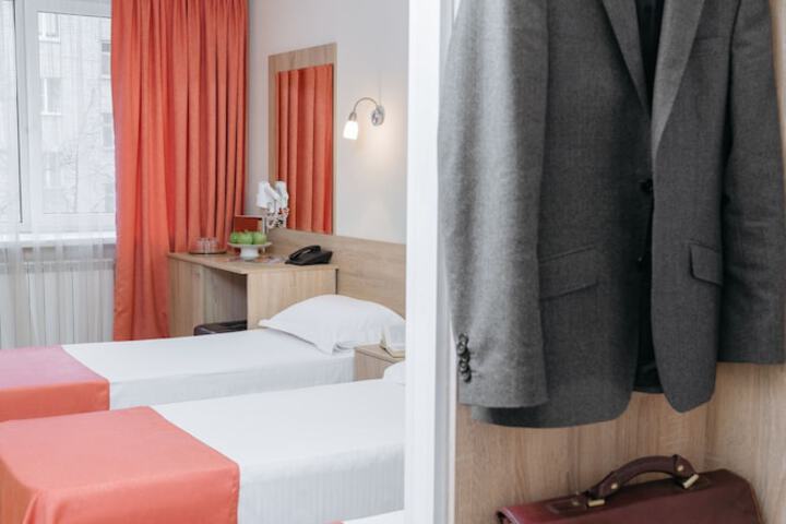 Room 16 of 100