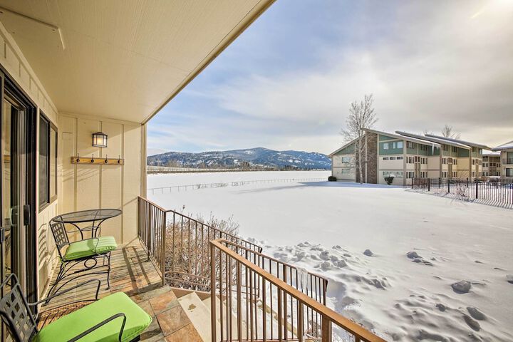 Lake Pend Oreille Condo w / Porch & Mountain View!