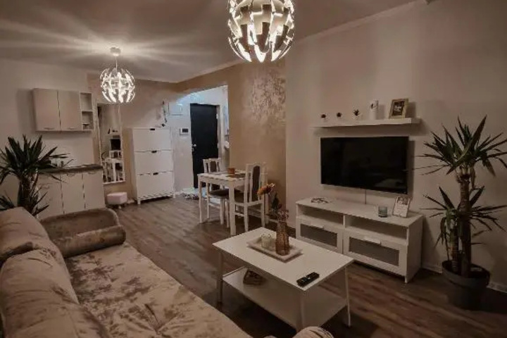 Room 4 of 12