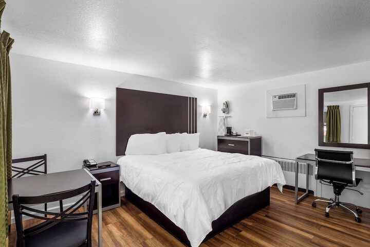 1 King Bed (3 of 18)