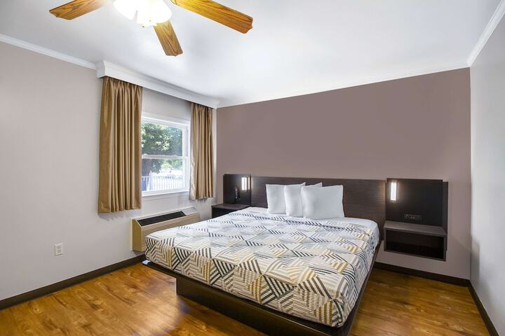 Deluxe Room 1 King Bed Refrigerator, Microwave (4 of 4)