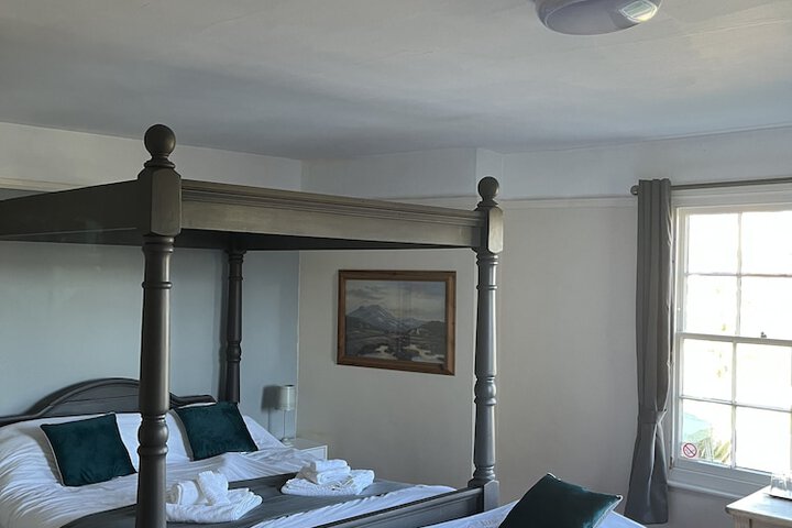 Room 12 of 37