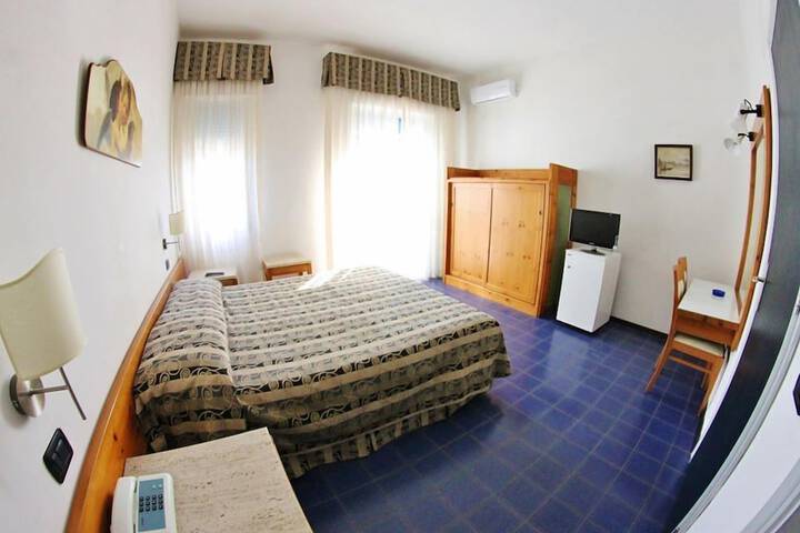 Room 8 of 25