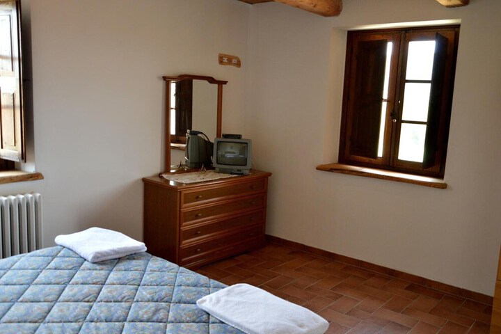 Room 7 of 32