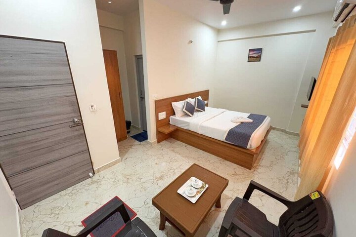 Room 9 of 14