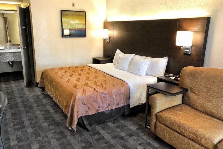 1 King Bed (9 of 11)