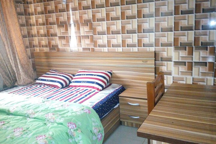 Room 8 of 16
