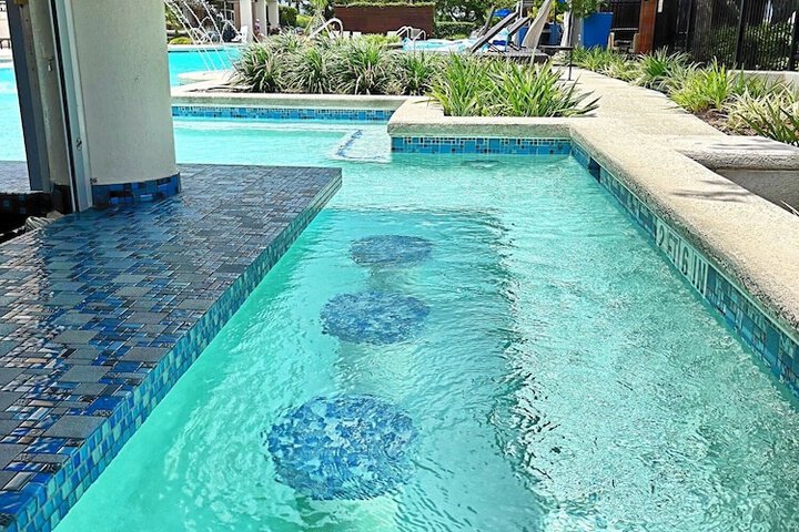 Swim-up bar
