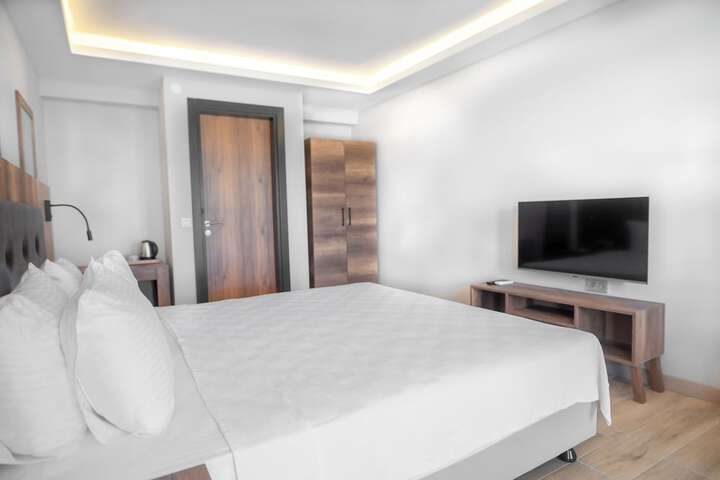 Room 33 of 169