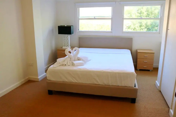 Room 5 of 9