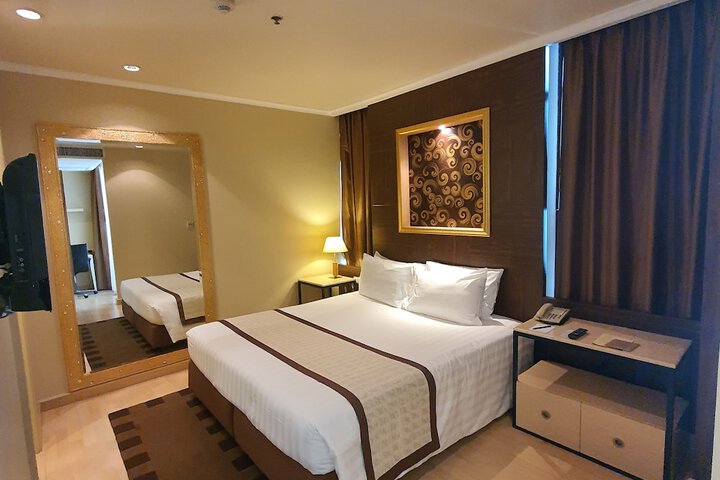 Room 12 of 103