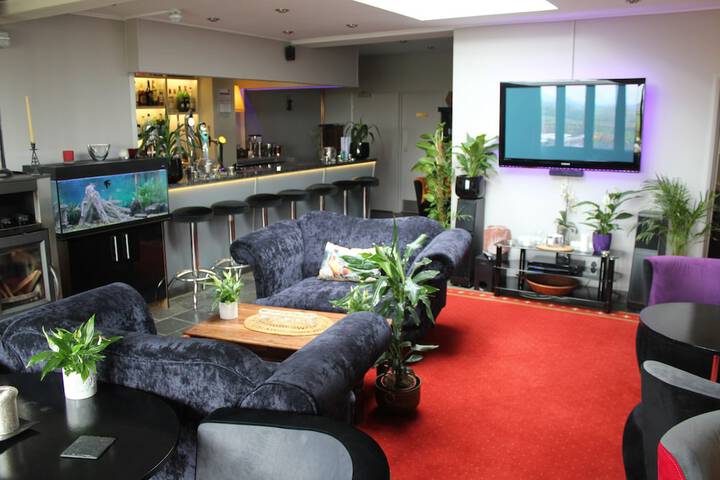 Lounge 67 of 84