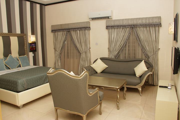 Room 13 of 33