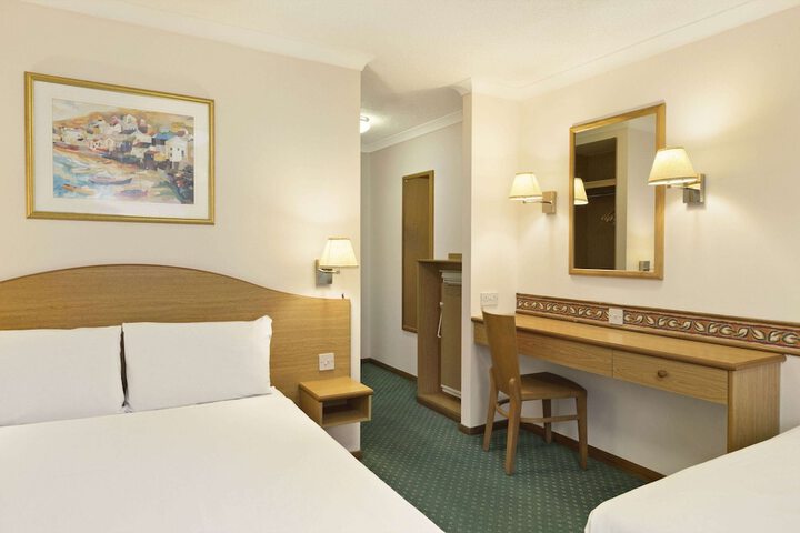 Room 10 of 16
