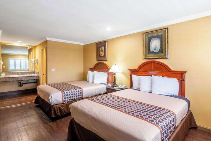 2 Queen Beds (6 of 9)