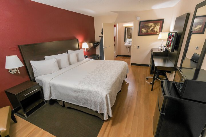 1 King Bed (2 of 20)