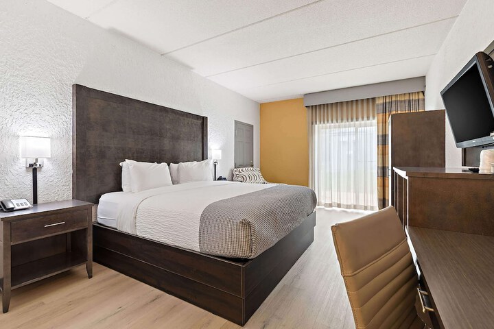 1 King Bed (4 of 34)