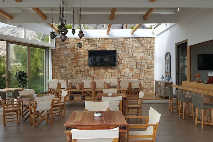 Lobby lounge