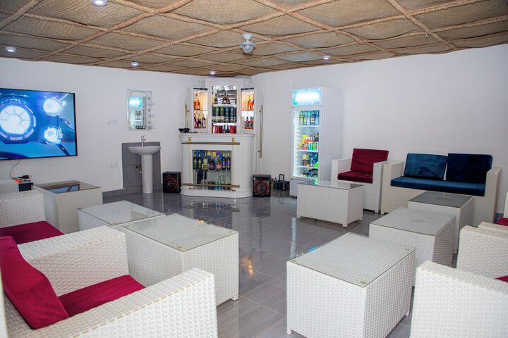 Lounge 21 of 23