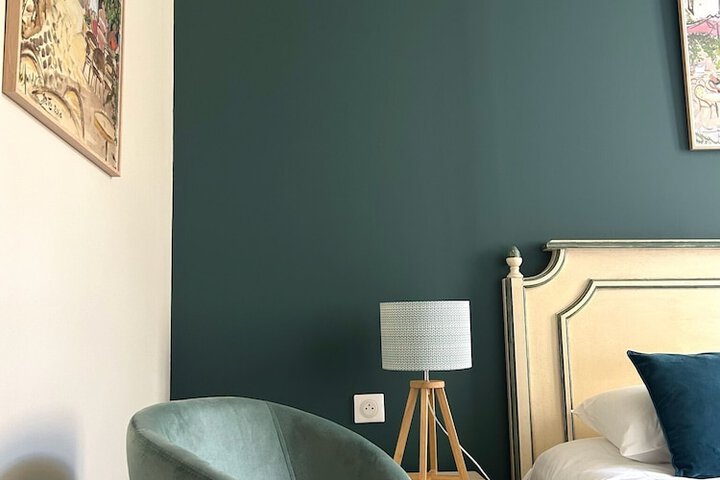 Room 40 of 136