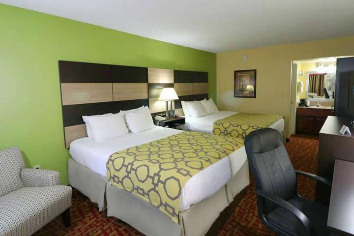 2 Queen Beds (11 of 13)