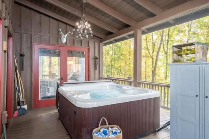 New Listing The Laurel Mountain Chalet in Blue Ridge, GA