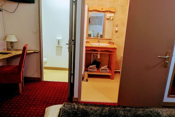Room 3 of 118