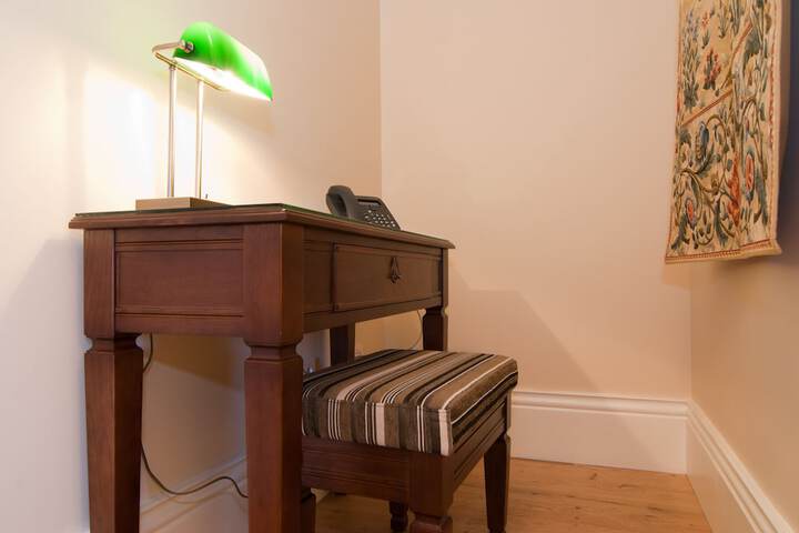 Room 8 of 193