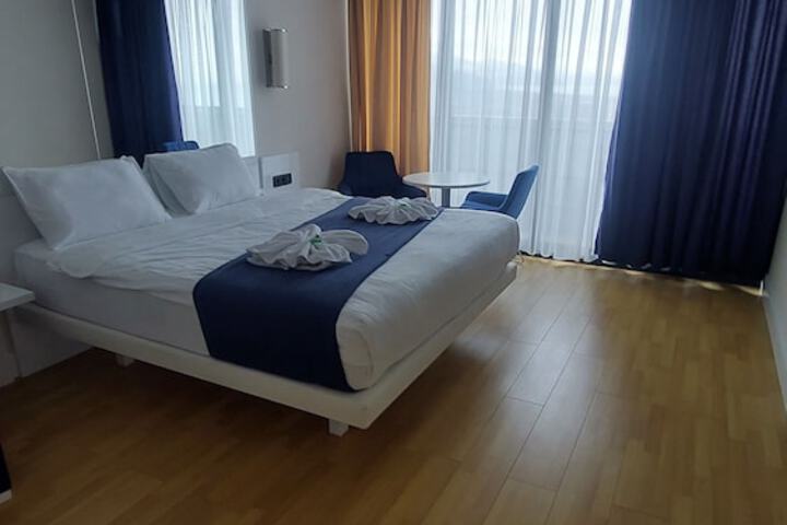 Room 6 of 10