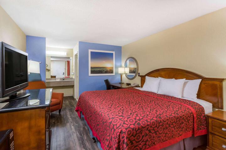 1 King Bed (7 of 14)