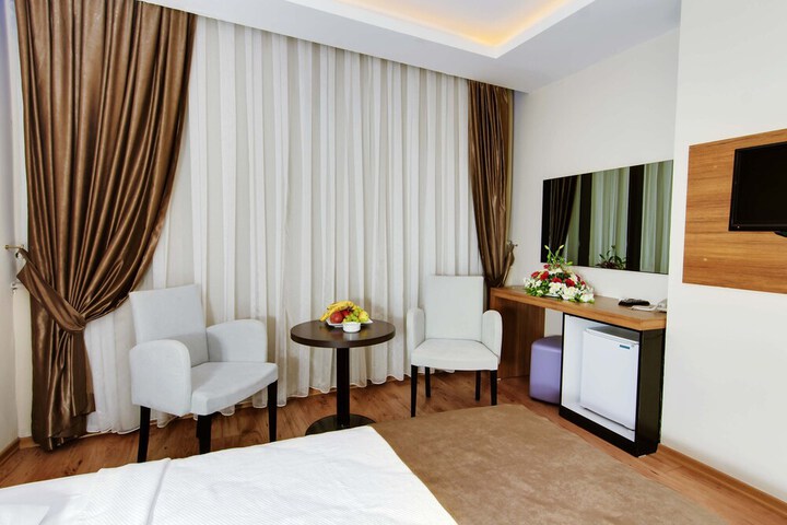 Room 5 of 8