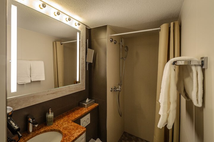 Room 34 of 47
